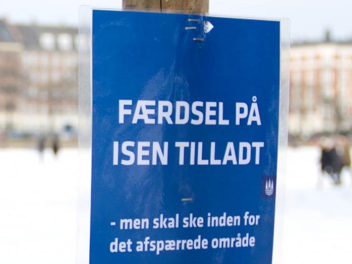 Skilt med teksten "Færdsel på isen tilladt"