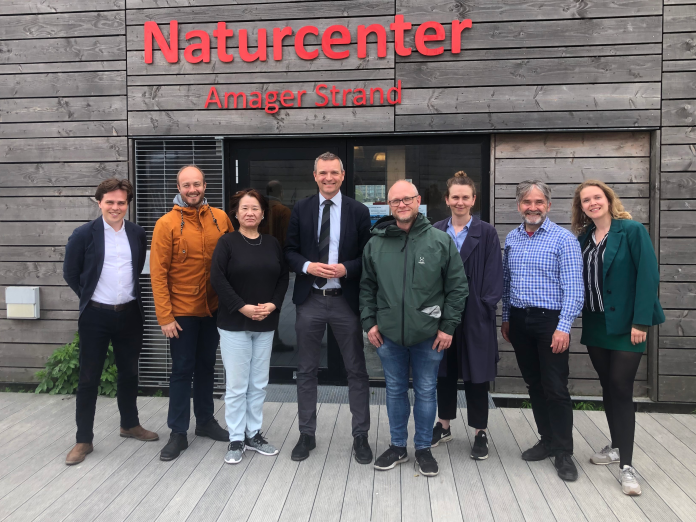 Medlemmerne af Københavns børne- og ungdomsudvalg foran Naturcenter Amager Strand. 