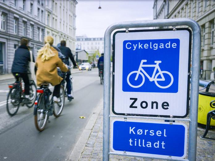 Foto, der viser, hvordan et skilt i en cykelgade ser ud. 