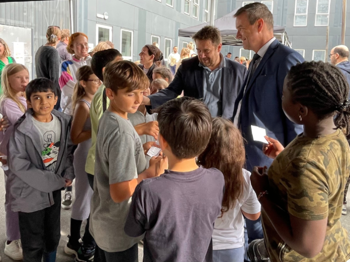 Skoleleder og børn- og ungdomsborgmester sammen med elever.