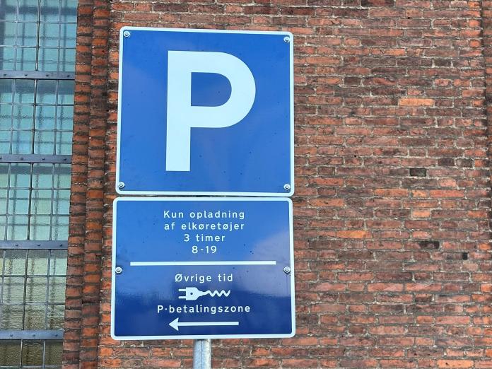 Ny skiltning på elkøretøjspladserne med tilhørende ladestandere