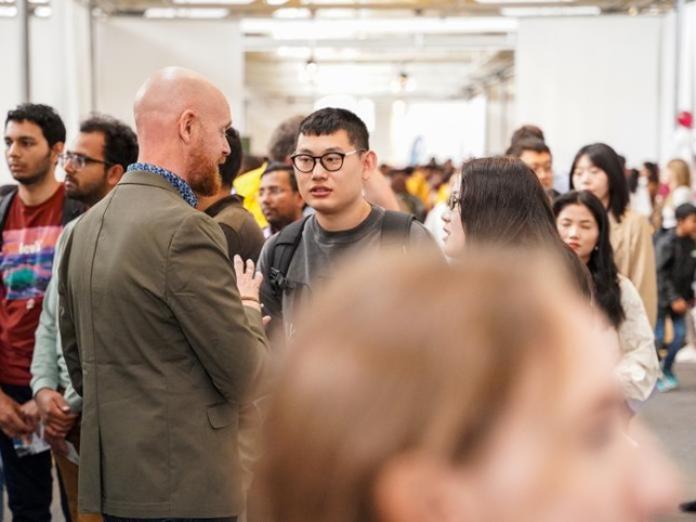 Nye internationale borgere i København snakker med virksomhedsrepræsentanter til International Citizen Days.