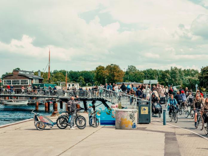cykler på broerne mellem Christianshavn og Papirøen.
