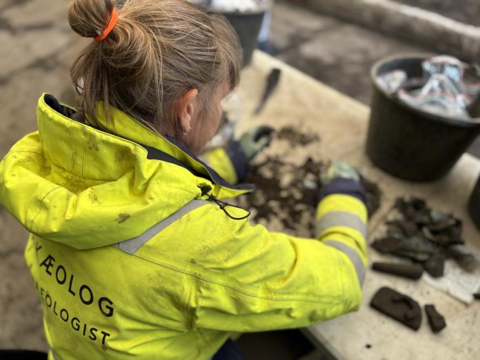 Jord fra Amaliegade-udgravningen undersøges på Amager.