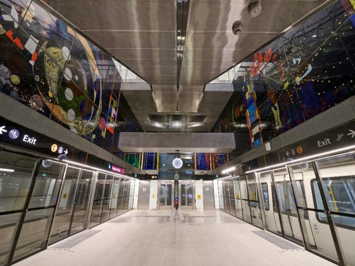 Metrolinje Syd set fra stationen under jorden på Mozarts Plads.