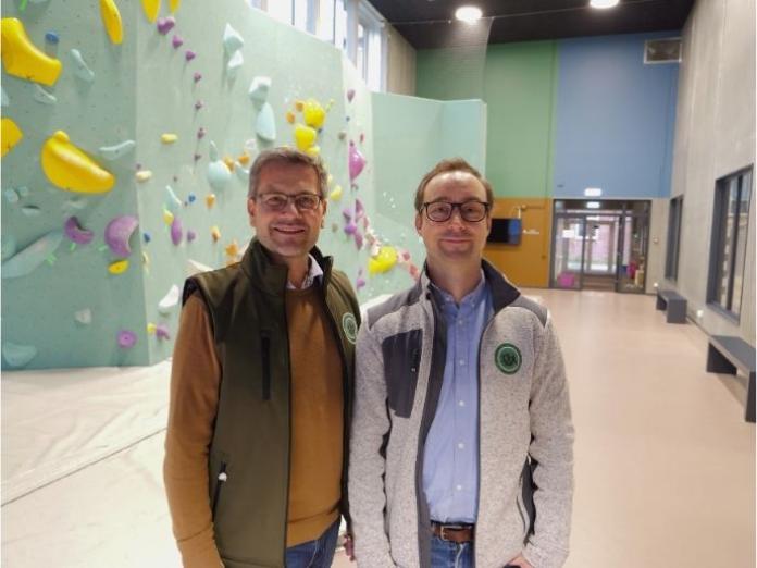 To mænd foran en klatervæg.