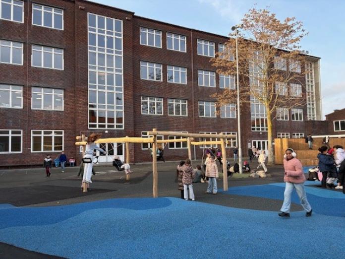 Nørre Fælled Skole med legene børn