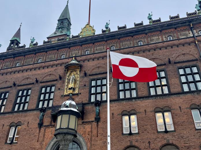 Grønlandsk flag foran Københavns Rådhus.