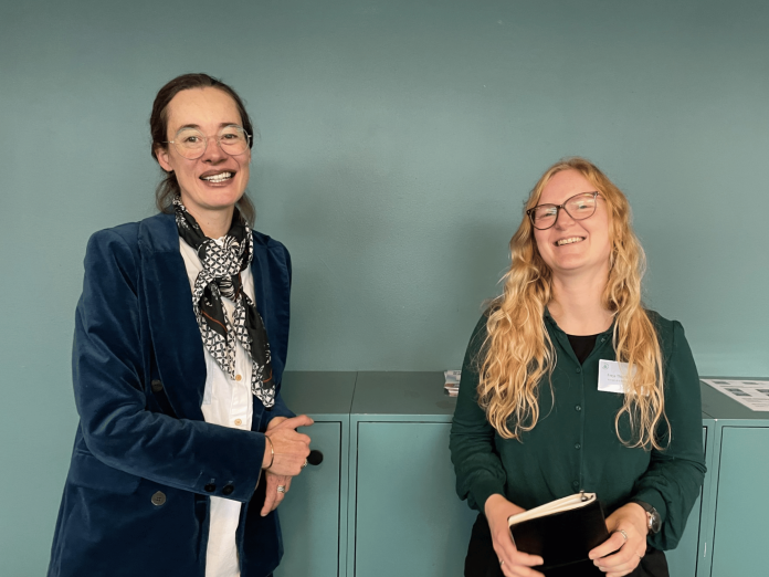 På billedet ses Trine Plambeck, direktør for digital bæredygtighed, og Freja Thoresen, AI-specialist, fra Alexandra Instituttet.