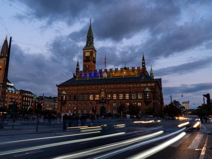 Københavns Rådhus oplyst i Ukraines nationalfarver. 