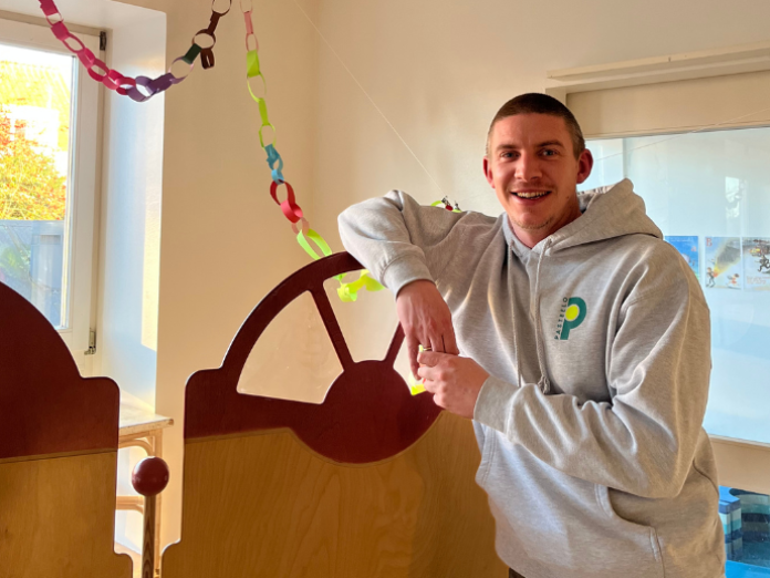 Mand der står i en børnehave