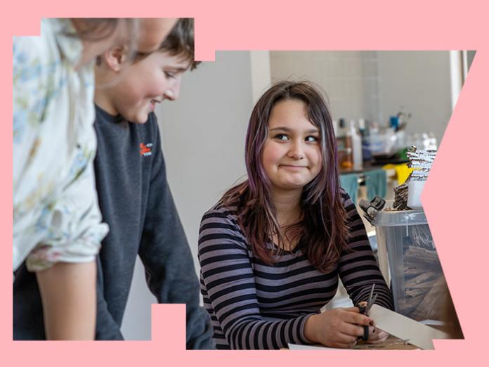 tre børn med pensler og farver