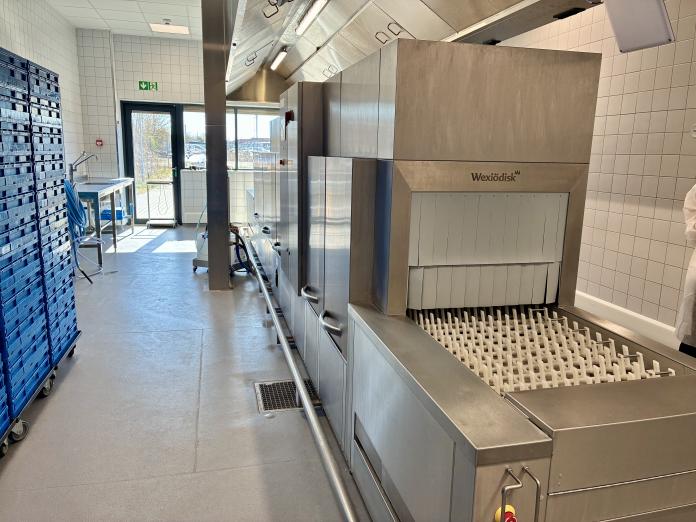 Billede af en ny stor opvaskemaskine.