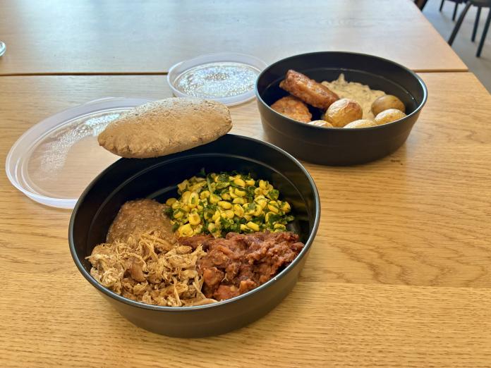 Skolemad i to bokse.