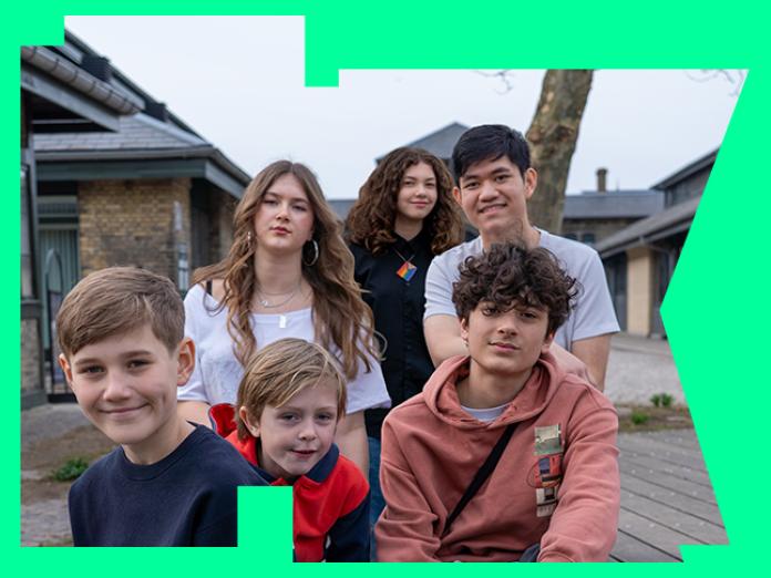 fem børn på en åben plads