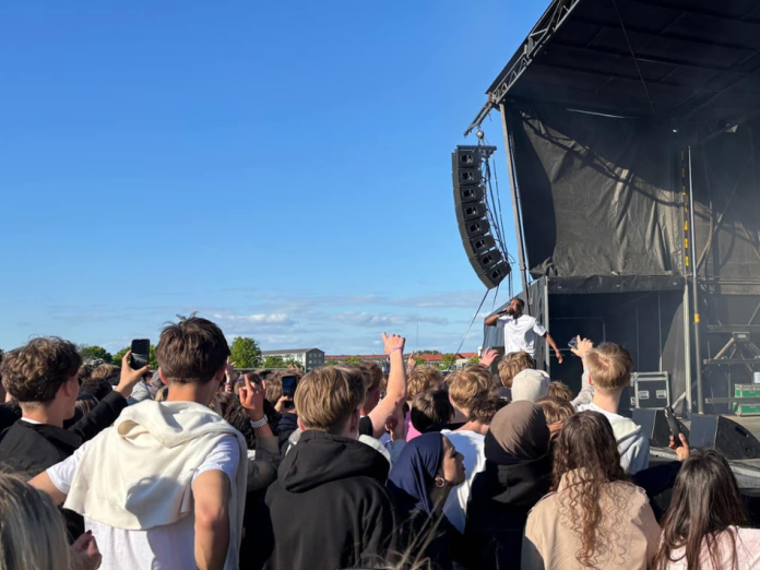 Unge fester foran scene til sidste skoledag.