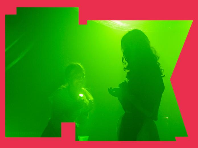 en silhuet i grønt lys på en scene