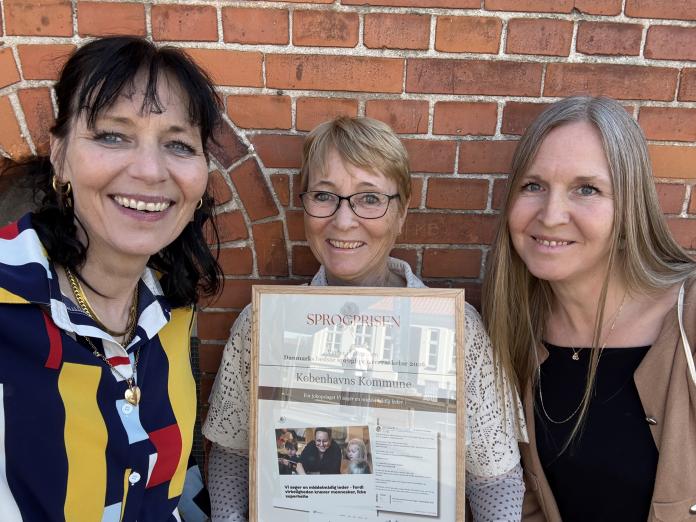 Tre kvinder med deres diplom.