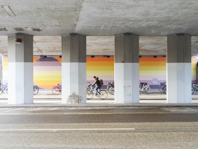 Fotografi af værket på sjælør station der hedder "Det her sted, her, nu" af kunstner Søren Hüttel.