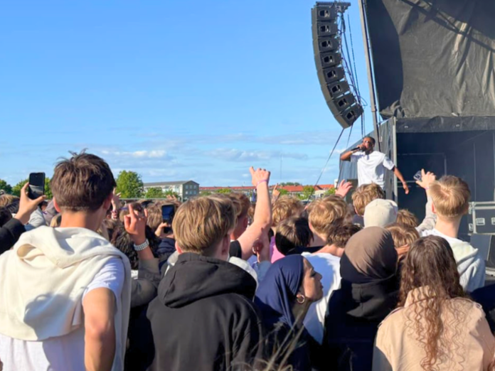 Elever til sidste skoledag foran scene