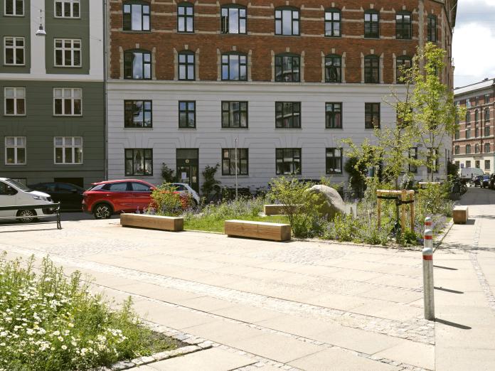 Her ses det nye byrum i Thorsgade/Ydunsgade med plantebede og nye træer.