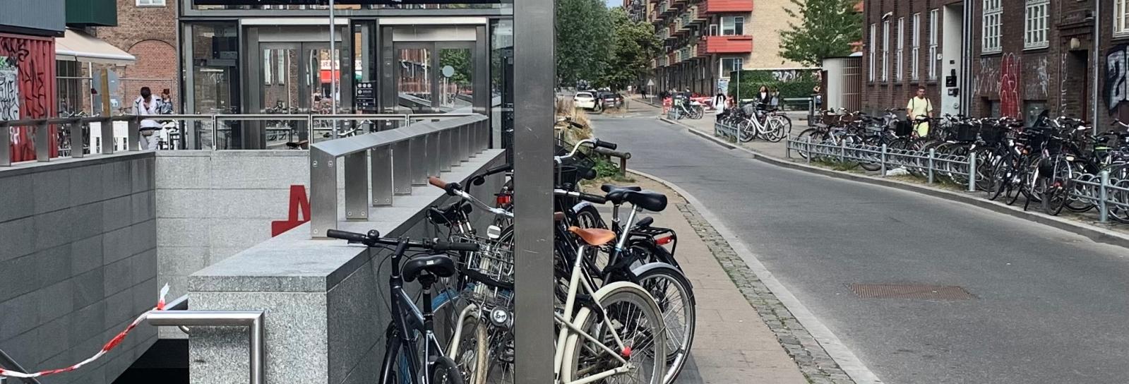 Ulovligt parkerede cykler ved metrostationen Skjolds Plads