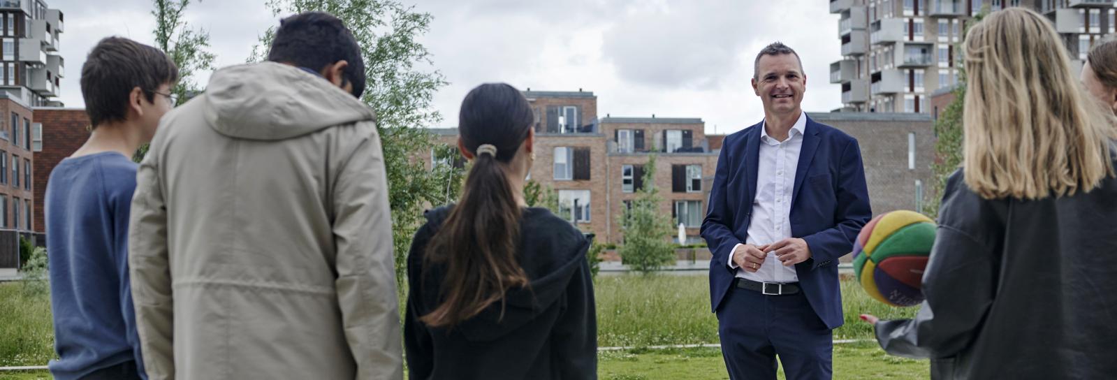Børne- og ungdomsborgmester Jakob Næsager sammen med udskolingselever.