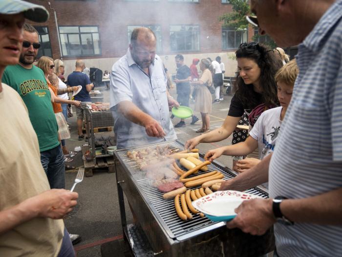 Pølser steges på en grill.
