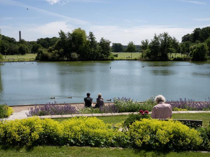 Udsigt til søen fra blomsterhavens terrasse.