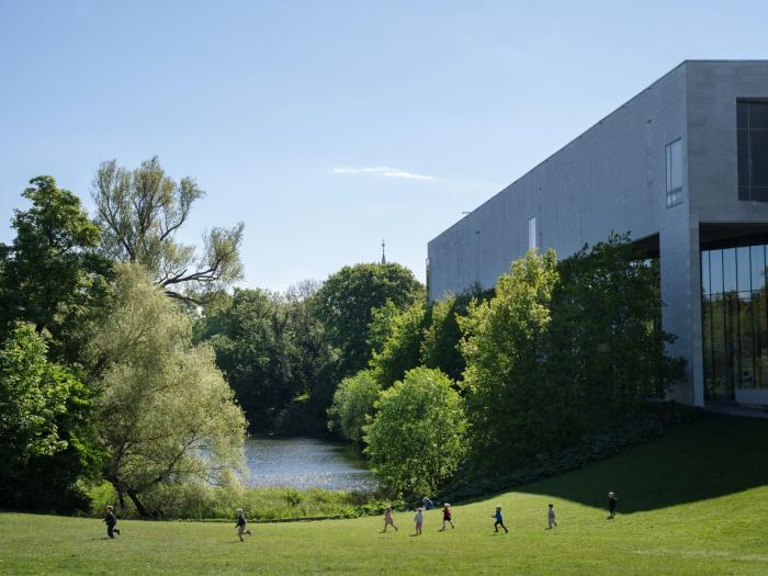 Børn der leger på skrænten foran Statens Museum for Kunst