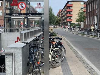 Ulovligt parkerede cykler ved metrostationen Skjolds Plads